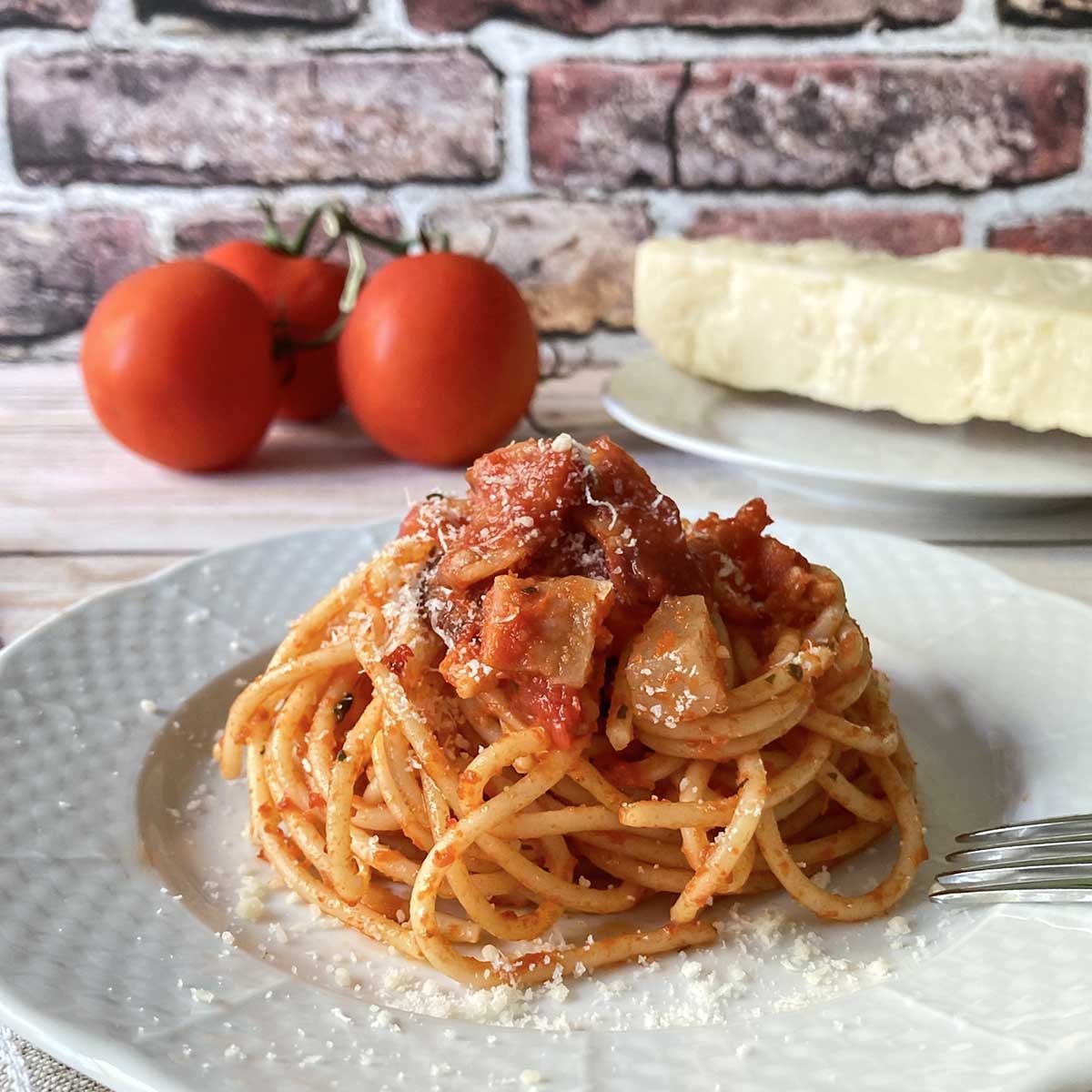 Amatriciana Essentials: Guanciale, Tomatoes, and Pasta Pairings